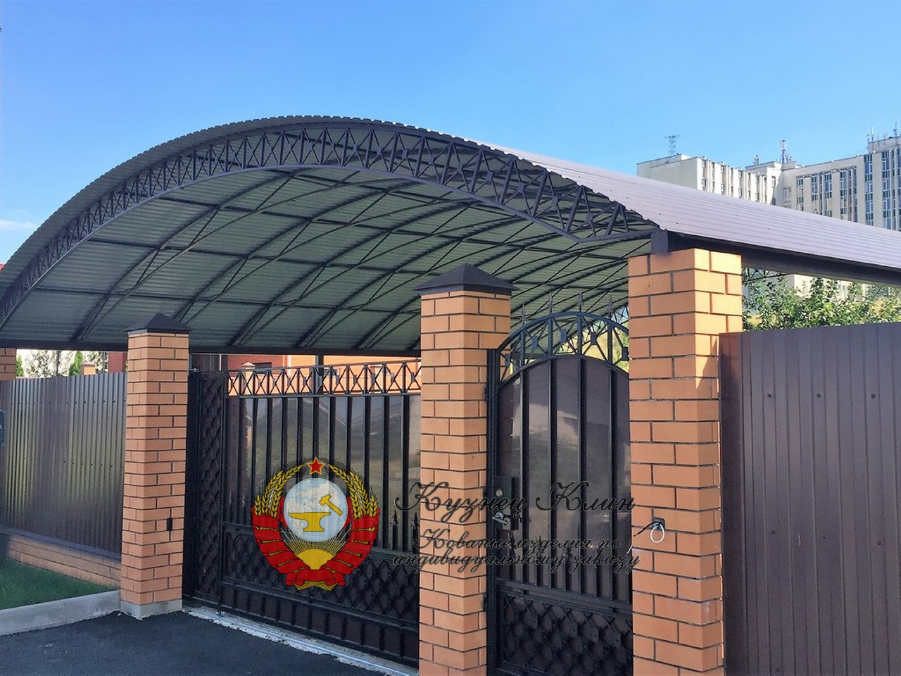 Автонавес для въездной группы с геометрическим рисунком